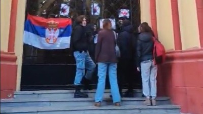 TENZIJE Karlovačka gimnazija bila blokirana, direktor ušao na silu (VIDEO)