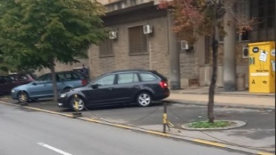 "Gradski funkcioneri i službenici javnih preduzeća zauzeli parking mesta u okolini Kliničkog centra i Dečije bolnice" (FOTO)