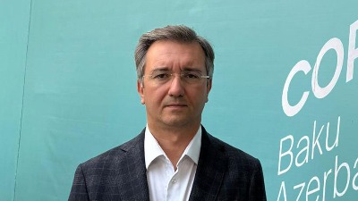 Zobenica ispred Predsedništva sa grupom maskiranih muškaraca (VIDEO)