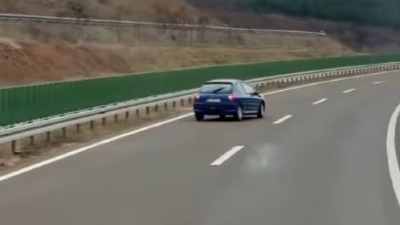 Stao NASRED auto-puta, pa vozio u rikverc! (VIDEO)