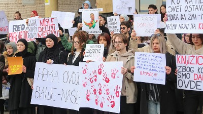 Studenti kod Vuka zastali na 16 minuta, odali poštu i ubijenom detetu u Zagrebu