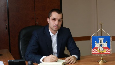 "Da li dokazani batinaš Luka Petrović planira da ruši vrtić u Pionirskom gradu?"