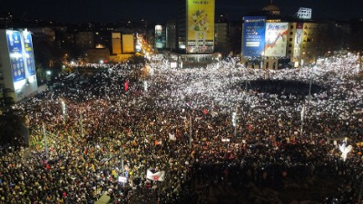 Slavija je KRCATA: Impresivan prizor sa protesta (FOTO)