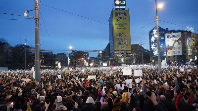 "Ajmo, ‘ajde svi u blokade!": Nova himna protesta zapalila mreže (VIDEO)