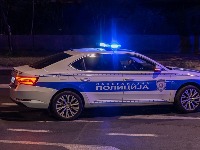 Da li ste se ikad zapitali zašto policajac dotakne vaš auto kad vas zaustavi? Odgovor je pametniji nego što mislite