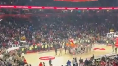 Arena je GRMELA: Navijači Zvezde VREĐALI VUČIĆA! (VIDEO)