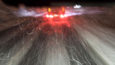 DRAMATIČNE SCENE Kamion za čišćenje snega sleteo s puta (FOTO)