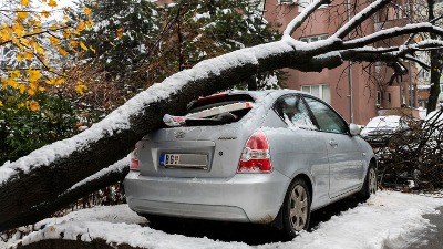 Najčešće greške koje vozači prave tokom zimskih dana! Evo zašto vam se oštećuje staklo