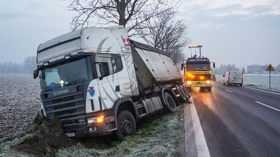 Kamion sleteo sa auto-puta: Vozač mrtav