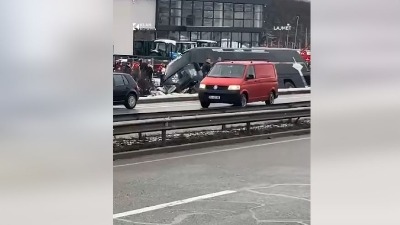 Sudar autobusa i auta: Povređene 22 osobe (VIDEO)