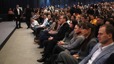 Raskrinkani SNS "studenti" iz Sava Centra: Ni "M" od mladih (FOTO)