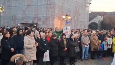 "Stojimo uz vas": Javni čas ispred Jovine gimnazije (VIDEO)