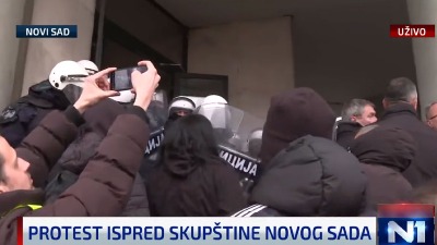 Okupljeni u klinču s policijom, pokušali da uđu u Gradsku kuću: Mladiću RAZBIJENA ARKADA (VIDEO)