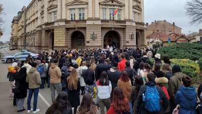 Studenti u Nišu upali u zgradu Rektorata, tu je i policija