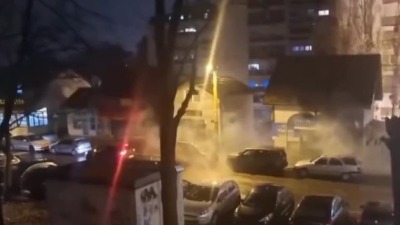 Navijači Zemuna napali Grobare: Sevale baklje i kaiševi (VIDEO)