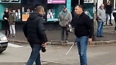 SSP: Čovek koji je šipkom krenuo na žene u Loznici i ranije napadao kritičare vlasti SSP: Čovek koji je šipkom krenuo na žene u Loznici i ranije napadao kritičare vlasti