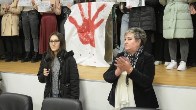 "Molile smo je da ne gleda Pink i Informer": Svedočila ćerka Nišlijke koja je dekanku napala nožem