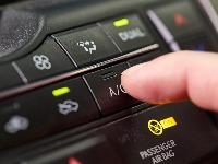 Zašto klima ne sme biti prva stvar koju uključite u vrelom automobilu
