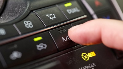 Zašto klima ne sme biti prva stvar koju uključite u vrelom automobilu