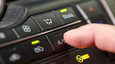 Automehaničar pokazao kako da rashladite vozilo za nekoliko SEKUNDI (VIDEO) 