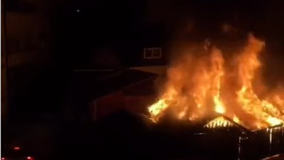 Veliki požar "gutao" garaže u centru Loznice (VIDEO)