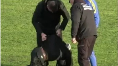 Navijač ležao na terenu, čovek u crnom ga ŠČEPAO: Skandal u srpskom fudbalu (VIDEO)