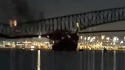 Ovako je brod udario u most: U reku upali ljudi i vozila (VIDEO)