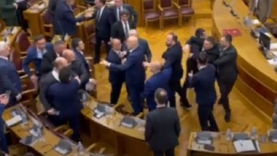Umalo tuča u Skupštini CG: Poslanici nasrnuli jedni na druge (VIDEO)