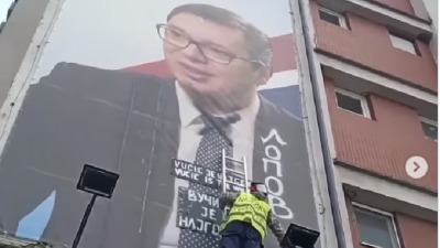 "Lopov": Išarao bilbord s likom Vučića, ostavio i poruku (VIDEO)