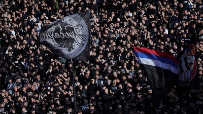 Šok za Grobare: Ugašena legendarna grupa, osnivači spalili barjak i obeležja (FOTO)