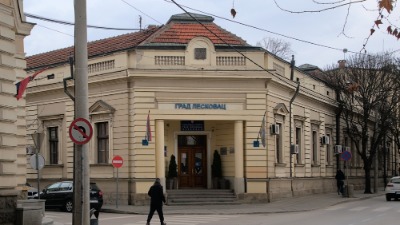 Poznato stanje devojčica na koje se srušio plafon u školi