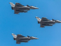 Francuska planira da Ukrajini isporuči do 100 borbenih aviona Rafal