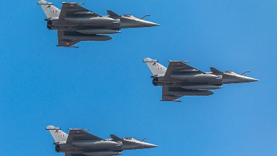 Francuska planira da Ukrajini isporuči do 100 borbenih aviona Rafal