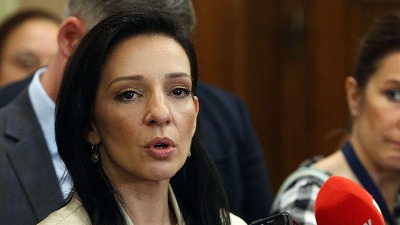 Tepić: Da li je tačno da je nekoliko sati pre pada nadstrešnice šef stanice u NS obavešten da otpada šljunak sa plafona?