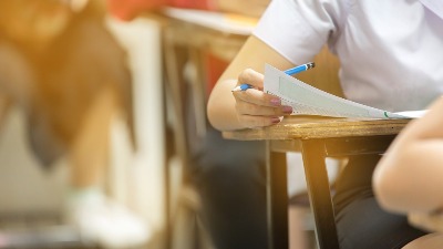 Matematiku učenicima predaje BIOLOG, direktor kaže da "nema kadra"