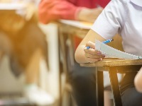 Užas u školi: Učenik izbo nastavnicu zbog LOŠE OCENE