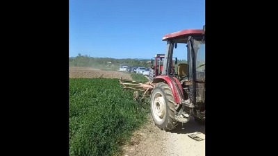 Meštani traktorima opkolili vozilo: "Rade za Rio Tinto i Behtel" (VIDEO)