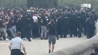 Žestoka tuča policije i navijača PSŽ pred meč LŠ (VIDEO)
