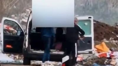 "Radnik JKP "Standard" iz službenog vozila istovarao smeće na divlju deponiju" (VIDEO)