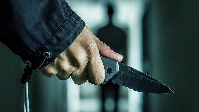 Mladić (20) tukao i vređao oca, pa ga napao nožem