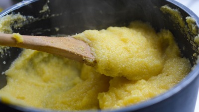 Zaboravljeni gurmanluk iz prirode: Palenta sa koprivom i sirom koja osvaja na prvi zalogaj