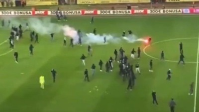"Torcida" upala na teren, igrači Hajduka i Dinama bežali (VIDEO)