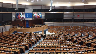 "EU hitno da podrži demonstrante i upozori vlasti u Srbiji": Poslanici EP pisali Ursuli fon der Lajen (FOTO)