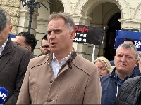 "Kolika je ironija da o dijalogu pričaju oni čiji jurišni odredi lome vilice, razbijaju glave i gaze Novosađane"