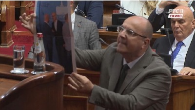 Novaković pokazao sliku Vučevića sa Snajperom, Brnabić ga udaljila sa sednice