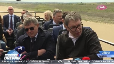 Vučić obećava leteći taksi, a zaglavio se autobusom - U BLATU (VIDEO)