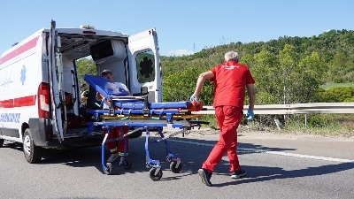 U saobraćajnoj nezgodi povređena četiri mladića (19)