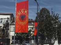 Zastava OVK na ambasadi Srbije u Hagu