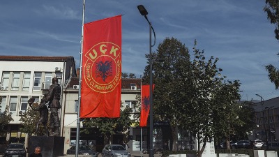 Zastava OVK na ambasadi Srbije u Hagu