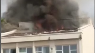 Mali maturanti tokom bakljade zapalili krov škole (VIDEO)